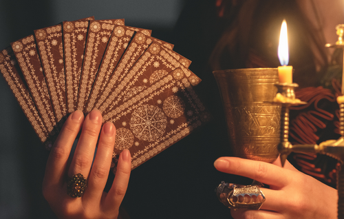 Tarologue expérimenté interprétant un tarot amour fiable en 2026