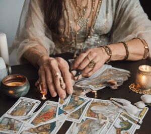 Lire la suite à propos de l’article Comment Tirer les Cartes de Tarot : Guide de la Cartomancie en Ligne