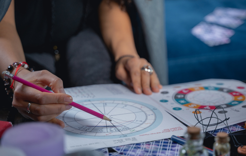 Astrologue consultant les étoiles pour une voyance en direct spécialisée en 2026