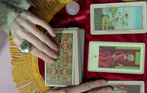 Cartes de tarot étalées pour une séance de cartomancie gratuite immédiate en 2026