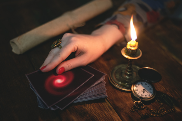 Symboles et icônes du tarot tzigane pour consultation 2026