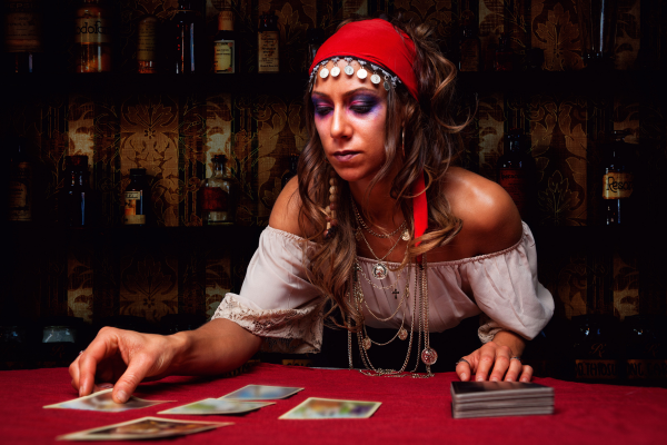 Cartomancienne tzigane en pleine consultation de tarot tzigane 2026