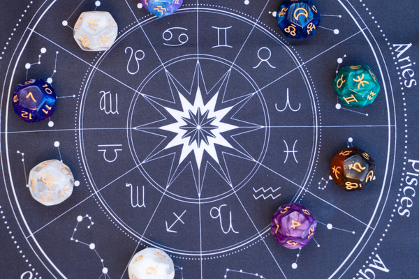 Astrologie couple analysant la relation amoureuse entre deux signes zodiacaux en 2026